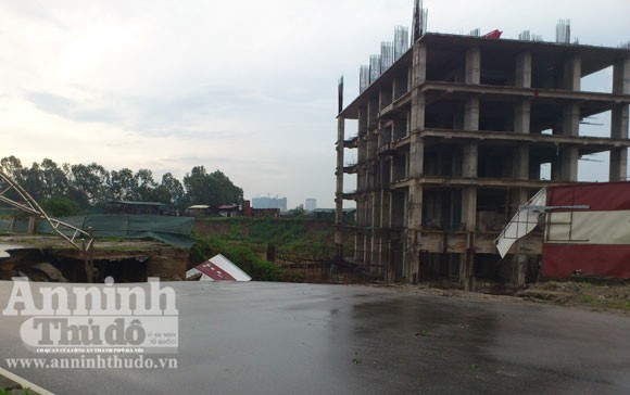 Hậu bão, xuất hiện "hố tử thần" khổng lồ trên đường Lê Văn Lương ảnh 7 Hậu bão, xuất hiện "hố tử thần" khổng lồ trên đường Lê Văn Lương ảnh 7