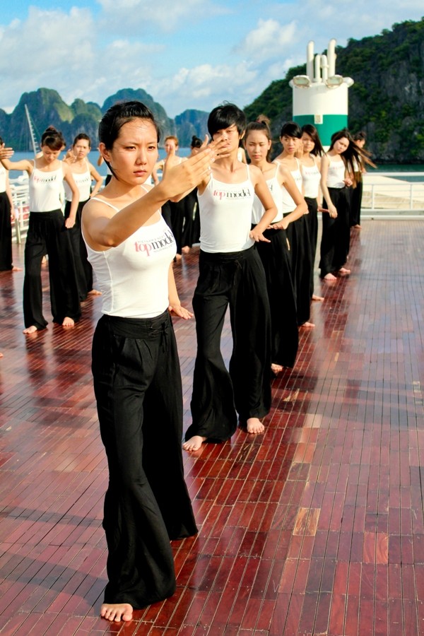 31 chân dài Top model vào hang động, dự tiệc hoành tráng ảnh 4 31 chân dài Top model vào hang động, dự tiệc hoành tráng ảnh 4