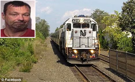 Cứu hai bé trai suýt bị ném vào tàu hỏa ảnh 1