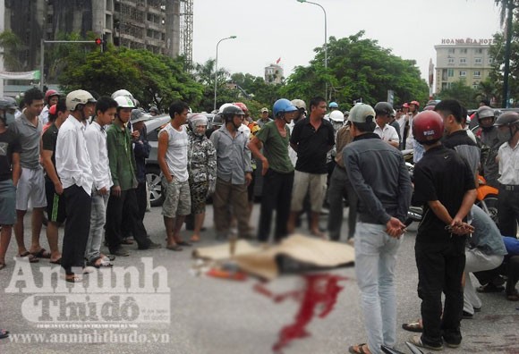 Vượt đèn đỏ, nam sinh viên bị xe ô tô cán chết ảnh 1 Vượt đèn đỏ, nam sinh viên bị xe ô tô cán chết ảnh 1