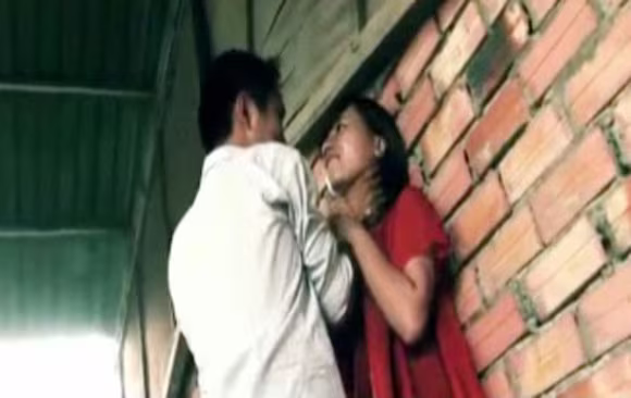 Cộng đồng mạng "sôi sục" vì clip "Đối phó với yêu râu xanh" ảnh 1 Cộng đồng mạng "sôi sục" vì clip "Đối phó với yêu râu xanh" ảnh 1