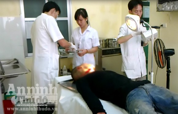 Phê ma túy đá, nam thanh niên tự dùng mảnh sành cứa cổ ảnh 4 Phê ma túy đá, nam thanh niên tự dùng mảnh sành cứa cổ ảnh 4