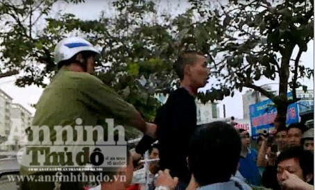 Phê ma túy đá, nam thanh niên tự dùng mảnh sành cứa cổ ảnh 2 Phê ma túy đá, nam thanh niên tự dùng mảnh sành cứa cổ ảnh 2