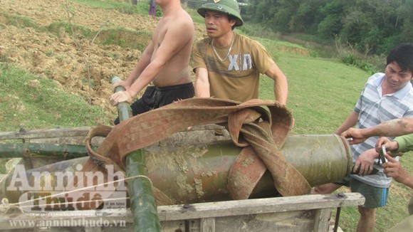 Nghệ An: Phát hiện và xử lý an toàn quả bom dài 1,6m ảnh 3 Nghệ An: Phát hiện và xử lý an toàn quả bom dài 1,6m ảnh 3