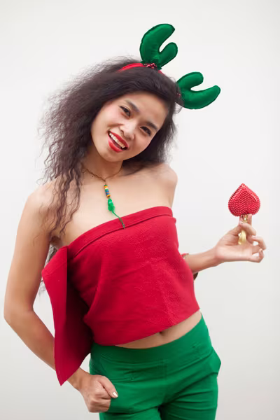 Đồng Lan tung MV Giáng sinh "đấu" với Hồ Ngọc Hà ảnh 2 Đồng Lan tung MV Giáng sinh "đấu" với Hồ Ngọc Hà ảnh 2