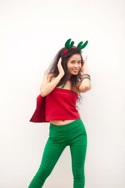 Đồng Lan tung MV Giáng sinh "đấu" với Hồ Ngọc Hà ảnh 5 Đồng Lan tung MV Giáng sinh "đấu" với Hồ Ngọc Hà ảnh 5