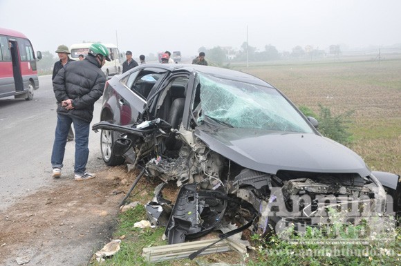 "Xế hộp ăn" dải phân cách, 4 người bị thương ảnh 1 "Xế hộp ăn" dải phân cách, 4 người bị thương ảnh 1