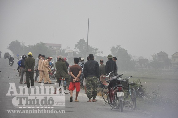 "Xế hộp ăn" dải phân cách, 4 người bị thương ảnh 2 "Xế hộp ăn" dải phân cách, 4 người bị thương ảnh 2