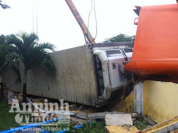 Tài xế ngủ gật, xe container...đâm sập tường trường học ảnh 1 Tài xế ngủ gật, xe container...đâm sập tường trường học ảnh 1