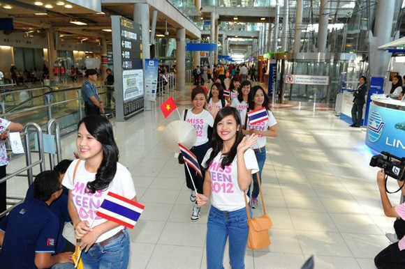 Thí sinh Miss Teen gây "náo loạn" sân bay Thái Lan ảnh 1 Thí sinh Miss Teen gây "náo loạn" sân bay Thái Lan ảnh 1
