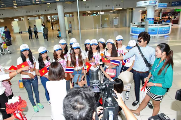 Thí sinh Miss Teen gây "náo loạn" sân bay Thái Lan ảnh 4 Thí sinh Miss Teen gây "náo loạn" sân bay Thái Lan ảnh 4