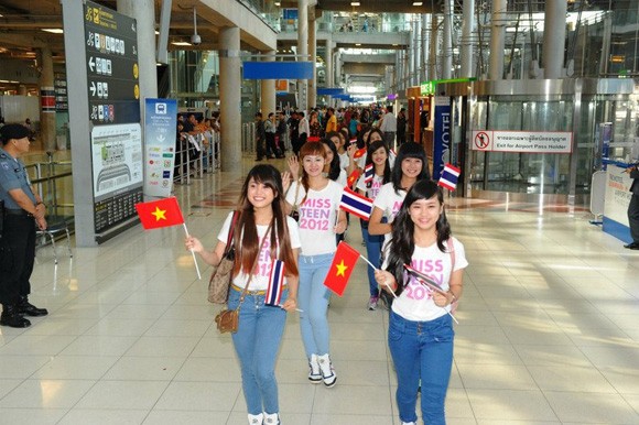 Thí sinh Miss Teen gây "náo loạn" sân bay Thái Lan ảnh 3 Thí sinh Miss Teen gây "náo loạn" sân bay Thái Lan ảnh 3