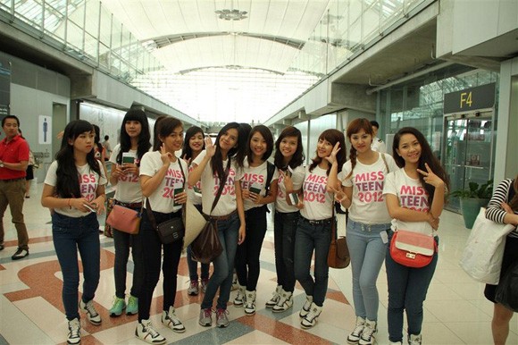 Thí sinh Miss Teen gây "náo loạn" sân bay Thái Lan ảnh 7 Thí sinh Miss Teen gây "náo loạn" sân bay Thái Lan ảnh 7