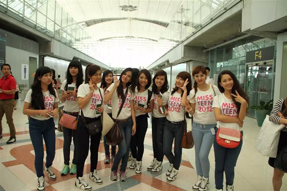 Thí sinh Miss Teen gây "náo loạn" sân bay Thái Lan ảnh 7 Thí sinh Miss Teen gây "náo loạn" sân bay Thái Lan ảnh 7