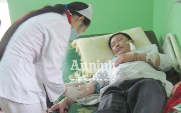 Trưởng công an xã nhập viện vì bị côn đồ vác mã tấu chém ảnh 1 Trưởng công an xã nhập viện vì bị côn đồ vác mã tấu chém ảnh 1