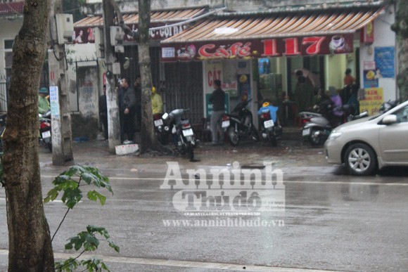 Kinh hoàng nhóm thanh niên dùng súng bắn người trên phố ảnh 1 Kinh hoàng nhóm thanh niên dùng súng bắn người trên phố ảnh 1