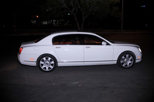 Ngô Thanh Vân rực rỡ bên siêu xe Bentley ảnh 1 Ngô Thanh Vân rực rỡ bên siêu xe Bentley ảnh 1