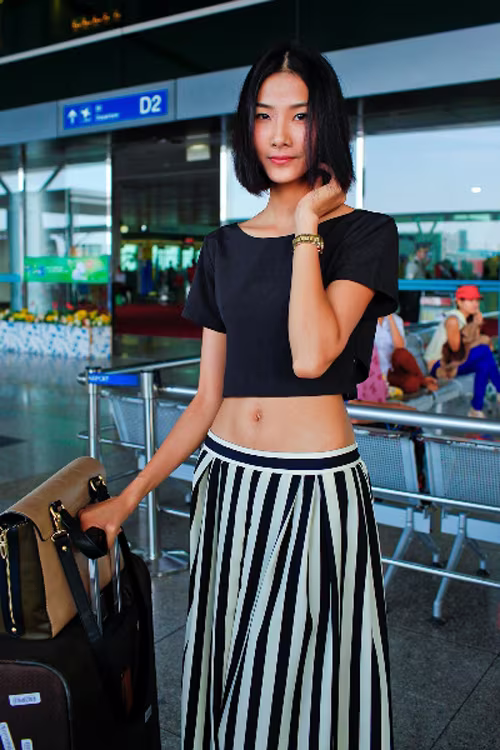 Hoàng Thùy khéo léo khoe vòng eo "con kiến" ảnh 2 Hoàng Thùy khéo léo khoe vòng eo "con kiến" ảnh 2