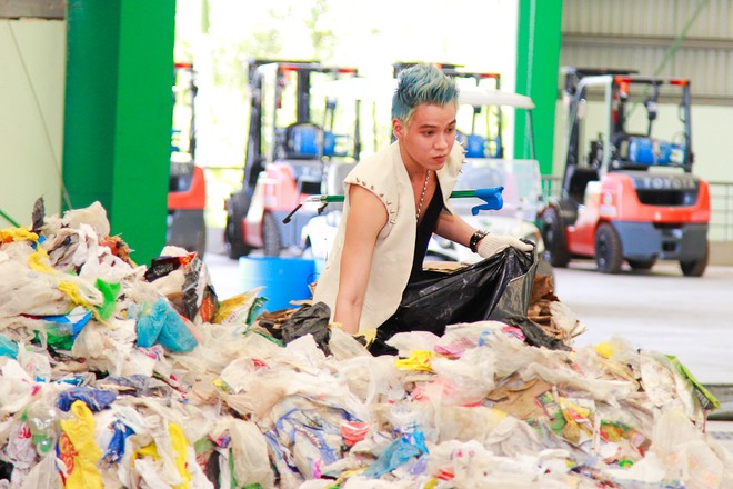 Thí sinh Project Runway bới rác, tìm đồ may quần áo ảnh 2 Thí sinh Project Runway bới rác, tìm đồ may quần áo ảnh 2