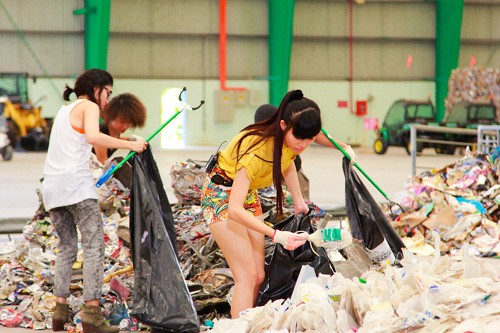 Thí sinh Project Runway bới rác, tìm đồ may quần áo ảnh 8 Thí sinh Project Runway bới rác, tìm đồ may quần áo ảnh 8