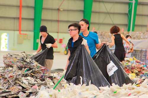 Thí sinh Project Runway bới rác, tìm đồ may quần áo ảnh 5 Thí sinh Project Runway bới rác, tìm đồ may quần áo ảnh 5
