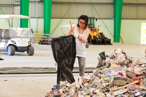 Thí sinh Project Runway bới rác, tìm đồ may quần áo ảnh 4 Thí sinh Project Runway bới rác, tìm đồ may quần áo ảnh 4