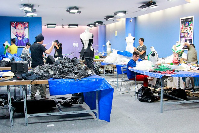 Nhà thiết kế nhọc nhằn biến rác thành váy dạ hội ảnh 1 Nhà thiết kế nhọc nhằn biến rác thành váy dạ hội ảnh 1
