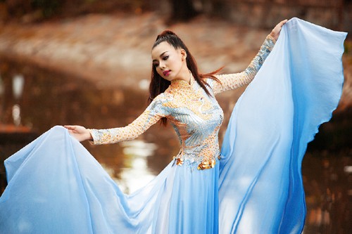 Siêu mẫu Lại Thanh Hương "đẹp như tranh" với áo dài lụa ảnh 5 Siêu mẫu Lại Thanh Hương "đẹp như tranh" với áo dài lụa ảnh 5