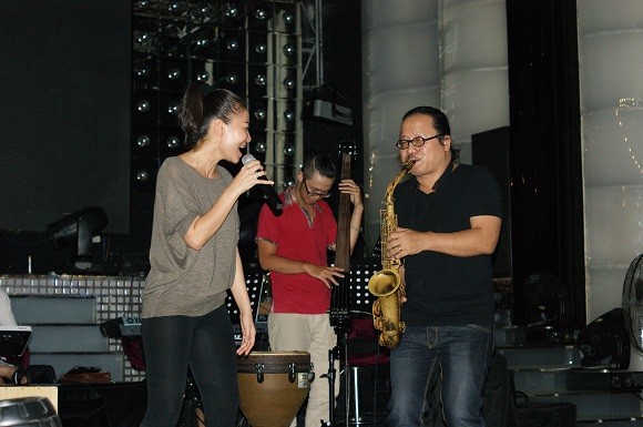 Thu Minh "khoe"... "Đường cong" với nghệ sĩ saxophone Trần Mạnh Tuấn ảnh 1 Thu Minh "khoe"... "Đường cong" với nghệ sĩ saxophone Trần Mạnh Tuấn ảnh 1