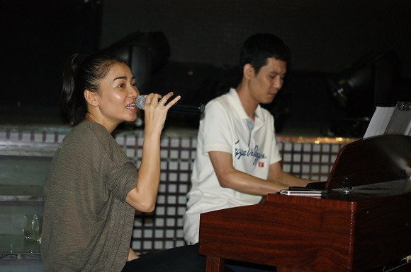 Thu Minh "khoe"... "Đường cong" với nghệ sĩ saxophone Trần Mạnh Tuấn ảnh 5 Thu Minh "khoe"... "Đường cong" với nghệ sĩ saxophone Trần Mạnh Tuấn ảnh 5