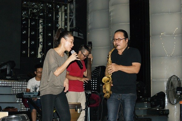 Thu Minh "khoe"... "Đường cong" với nghệ sĩ saxophone Trần Mạnh Tuấn ảnh 3 Thu Minh "khoe"... "Đường cong" với nghệ sĩ saxophone Trần Mạnh Tuấn ảnh 3