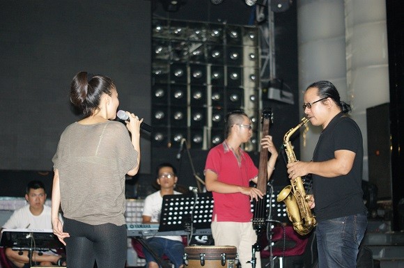 Thu Minh "khoe"... "Đường cong" với nghệ sĩ saxophone Trần Mạnh Tuấn ảnh 2 Thu Minh "khoe"... "Đường cong" với nghệ sĩ saxophone Trần Mạnh Tuấn ảnh 2