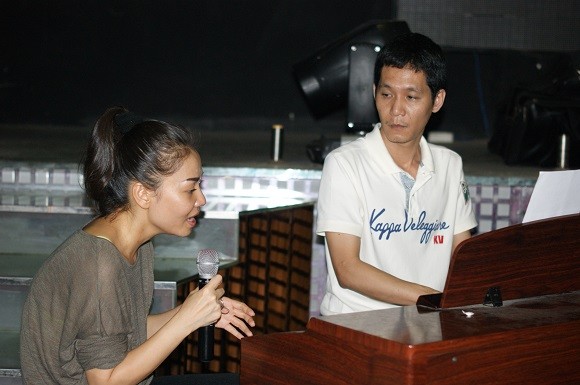 Thu Minh "khoe"... "Đường cong" với nghệ sĩ saxophone Trần Mạnh Tuấn ảnh 4 Thu Minh "khoe"... "Đường cong" với nghệ sĩ saxophone Trần Mạnh Tuấn ảnh 4