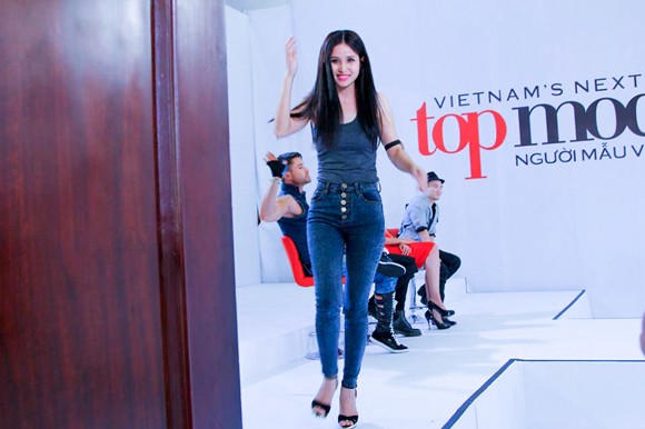 Bị chê trang điểm đậm, vợ Phan Thanh Bình vẫn lọt vòng trong ảnh 7 Bị chê trang điểm đậm, vợ Phan Thanh Bình vẫn lọt vòng trong ảnh 7