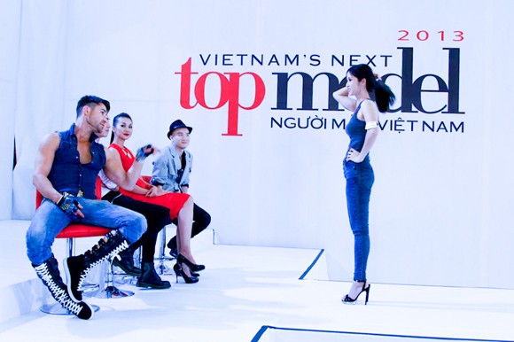 Bị chê trang điểm đậm, vợ Phan Thanh Bình vẫn lọt vòng trong ảnh 5 Bị chê trang điểm đậm, vợ Phan Thanh Bình vẫn lọt vòng trong ảnh 5
