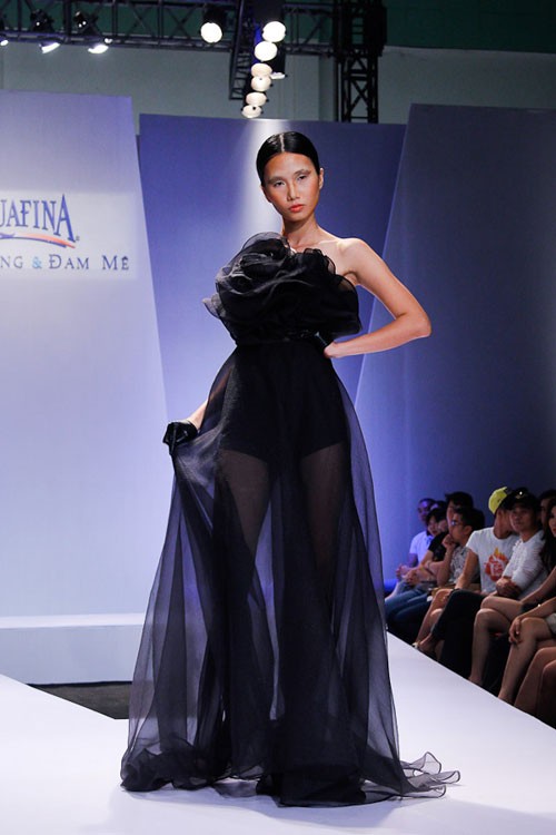 Mỹ Tâm tự tin "lấn sân" sàn catwalk ảnh 7 Mỹ Tâm tự tin "lấn sân" sàn catwalk ảnh 7