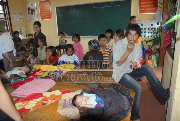 Bão số 8 oanh tạc, 3.000 ngôi nhà chìm, 2 tàu cá mất tích, 2 người tử vong ảnh 4 Bão số 8 oanh tạc, 3.000 ngôi nhà chìm, 2 tàu cá mất tích, 2 người tử vong ảnh 4