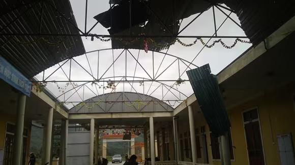 Hàng nghìn ngôi nhà tốc mái, 18 người bị thương do bão ảnh 1 Hàng nghìn ngôi nhà tốc mái, 18 người bị thương do bão ảnh 1