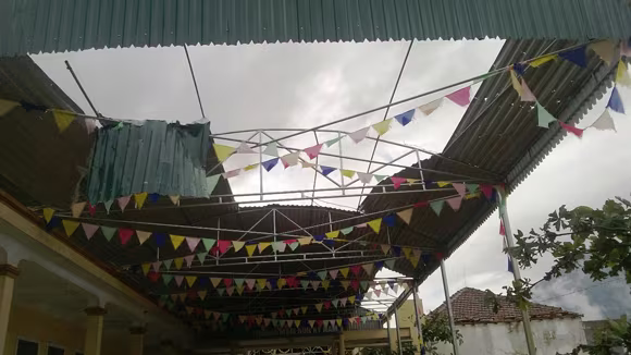 Hàng nghìn ngôi nhà tốc mái, 18 người bị thương do bão ảnh 2 Hàng nghìn ngôi nhà tốc mái, 18 người bị thương do bão ảnh 2