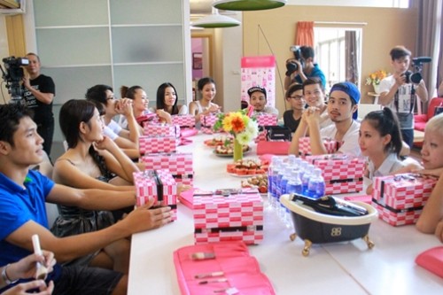 Bị thí sinh nam ôm chầm, Thanh Hằng tát thẳng tay ảnh 2 Bị thí sinh nam ôm chầm, Thanh Hằng tát thẳng tay ảnh 2