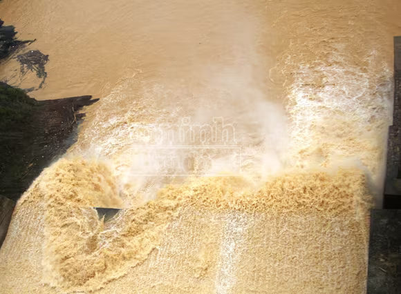 Hồ đập đồng loạt xả lũ, bờ kè tan hoang, nhà cửa ngập lụt ảnh 1