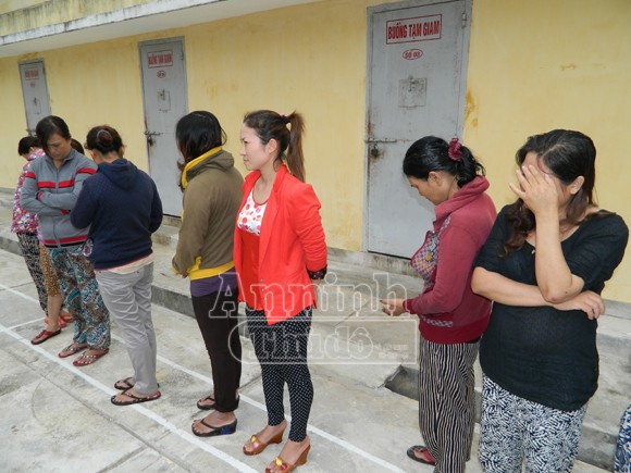 Phá sòng bạc của các "quí bà" ảnh 1 Phá sòng bạc của các "quí bà" ảnh 1