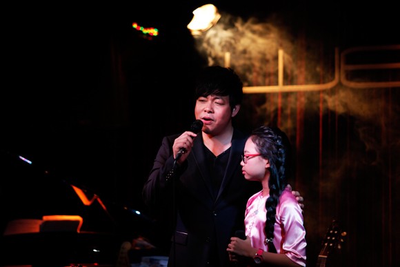 Phương Mỹ Chi hát "Quê em mùa nước lũ" tặng miền Trung ảnh 1 Phương Mỹ Chi hát "Quê em mùa nước lũ" tặng miền Trung ảnh 1