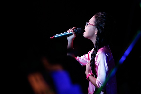 Phương Mỹ Chi hát "Quê em mùa nước lũ" tặng miền Trung ảnh 3 Phương Mỹ Chi hát "Quê em mùa nước lũ" tặng miền Trung ảnh 3