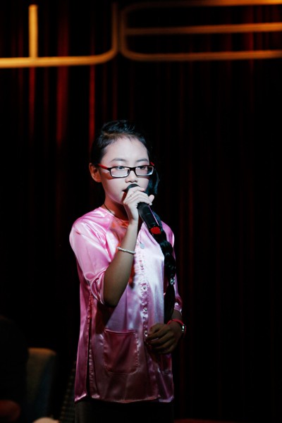 Phương Mỹ Chi hát "Quê em mùa nước lũ" tặng miền Trung ảnh 2 Phương Mỹ Chi hát "Quê em mùa nước lũ" tặng miền Trung ảnh 2