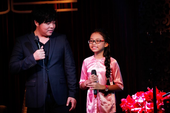 Phương Mỹ Chi hát "Quê em mùa nước lũ" tặng miền Trung ảnh 4 Phương Mỹ Chi hát "Quê em mùa nước lũ" tặng miền Trung ảnh 4