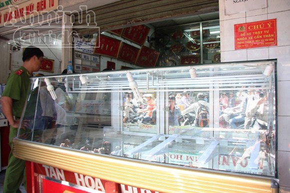 80 lượng vàng "bốc hơi" trong đêm ảnh 1 80 lượng vàng "bốc hơi" trong đêm ảnh 1