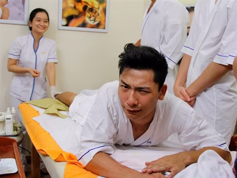 Nam thí sinh Next top cắn răng chịu đau để "tẩy lông" ảnh 4 Nam thí sinh Next top cắn răng chịu đau để "tẩy lông" ảnh 4