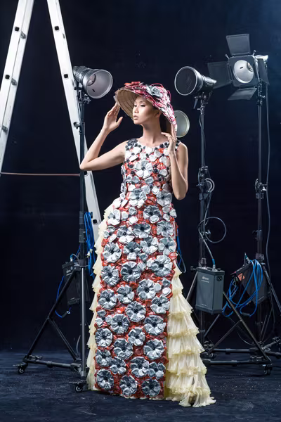 Siêu mẫu Việt Nam thử sức với thời trang bao cao su ảnh 1