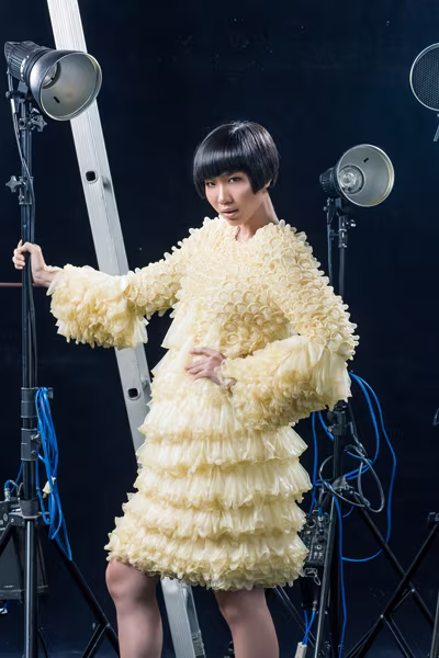 Siêu mẫu Việt Nam thử sức với thời trang bao cao su ảnh 6